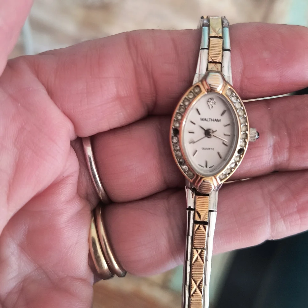 3 watches prob just needs batteries  Kim Rogers,Ann Kline, Waltham.2 stones out - Picture 6 of 10